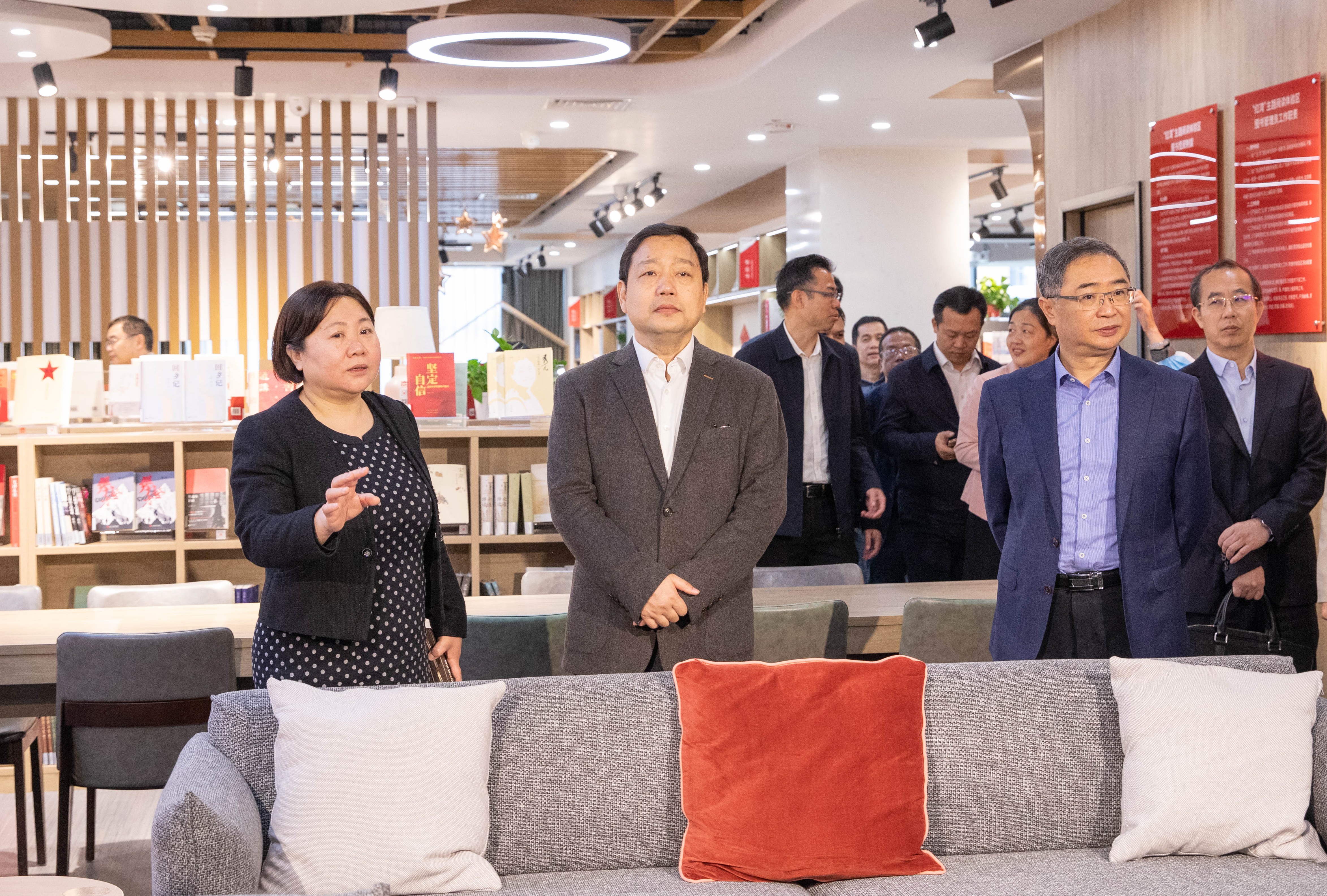 杨绿峰厅长一行参观在手机买球app（中国）有限公司建成的全区首家高校“红湾”主题阅读体验区